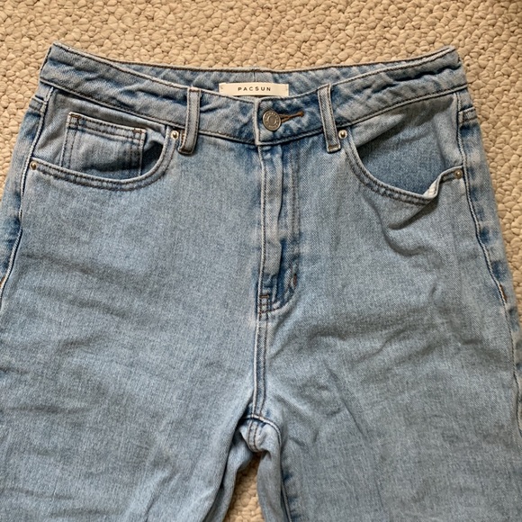 Light Wash PacSun Mom Jeans - Picture 4 of 9